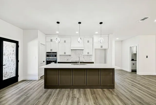 $989,900 | 804 Hi Circle West, Horseshoe Bay, TX 78657