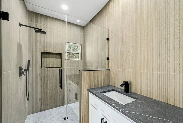 $989,900 | 804 Hi Circle West, Horseshoe Bay, TX 78657