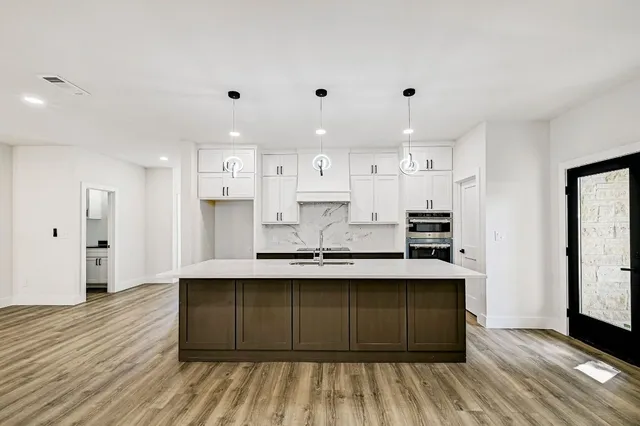 $989,900 | 804 Hi Circle West, Horseshoe Bay, TX 78657