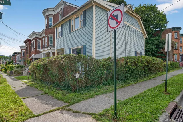 a view of a house with backyard