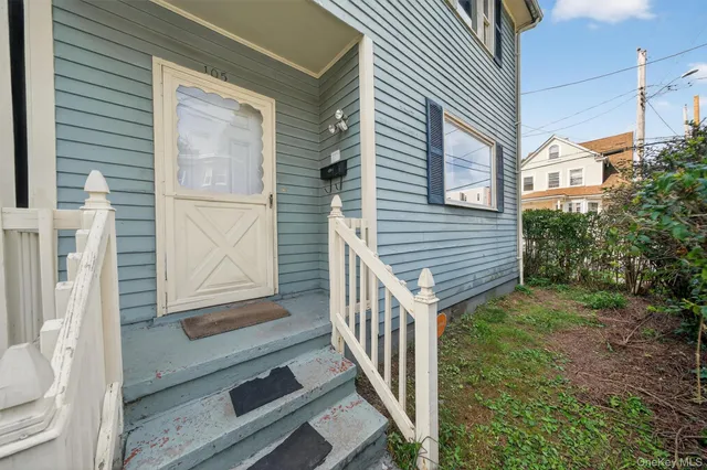 a view of a house with backyard and porch