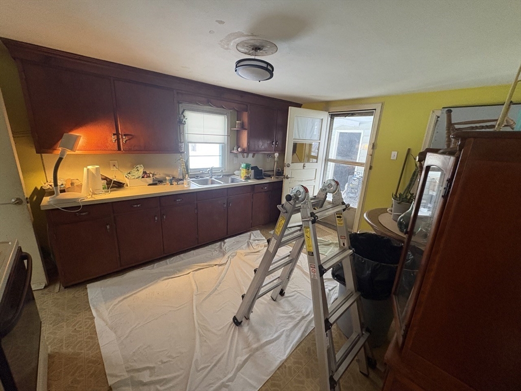 47 Arbutus Street Springfield, MA 01109 - Photo 3 of 15