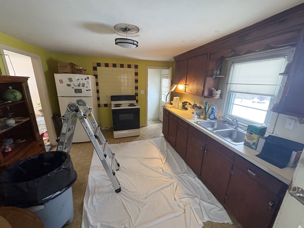 47 Arbutus Street Springfield, MA 01109 - Photo 4 of 15