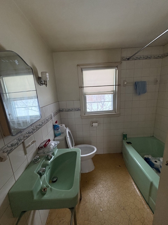 47 Arbutus Street Springfield, MA 01109 - Photo 7 of 15