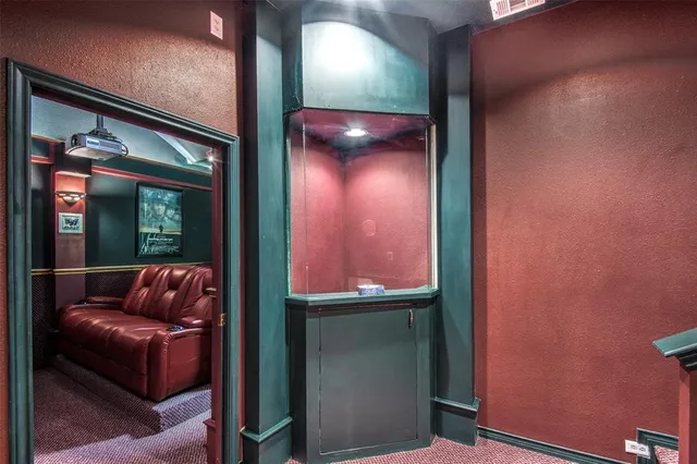 a view of livingroom with furniture