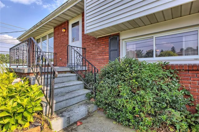 a view of a pathway with a house