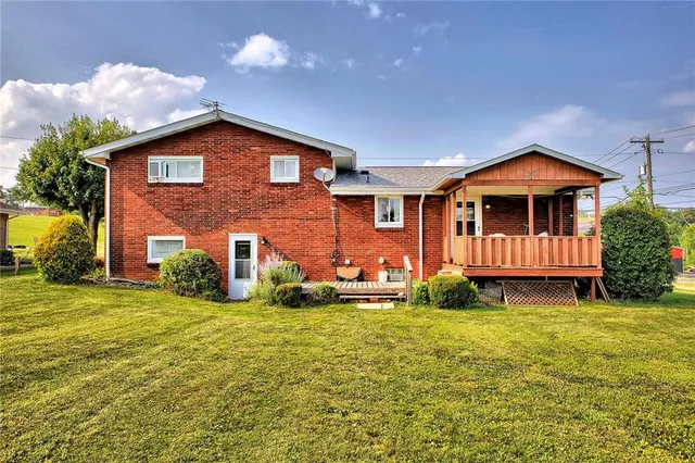 a view of a house with a yard