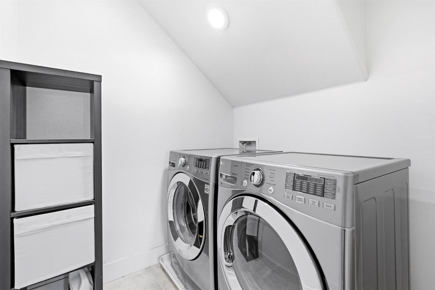 2564 Prosper Road Sacramento, CA 95834 - Photo 25 of 46 a utility room with dryer and washer