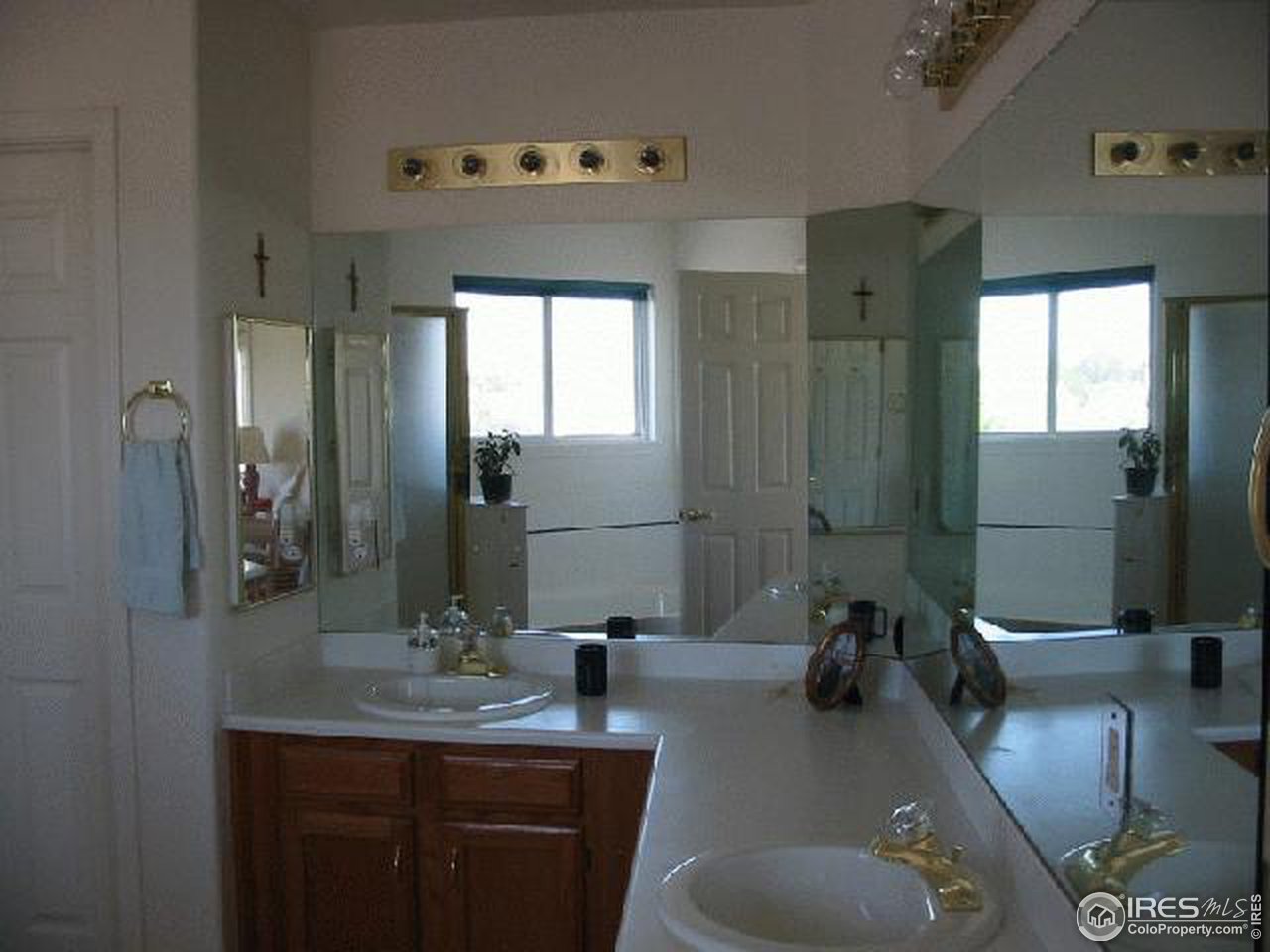 628 Rider Ridge Drive Longmont, CO 80504 - Photo 7 of 9 a en suite bathroom with a granite countertop sink and a mirror