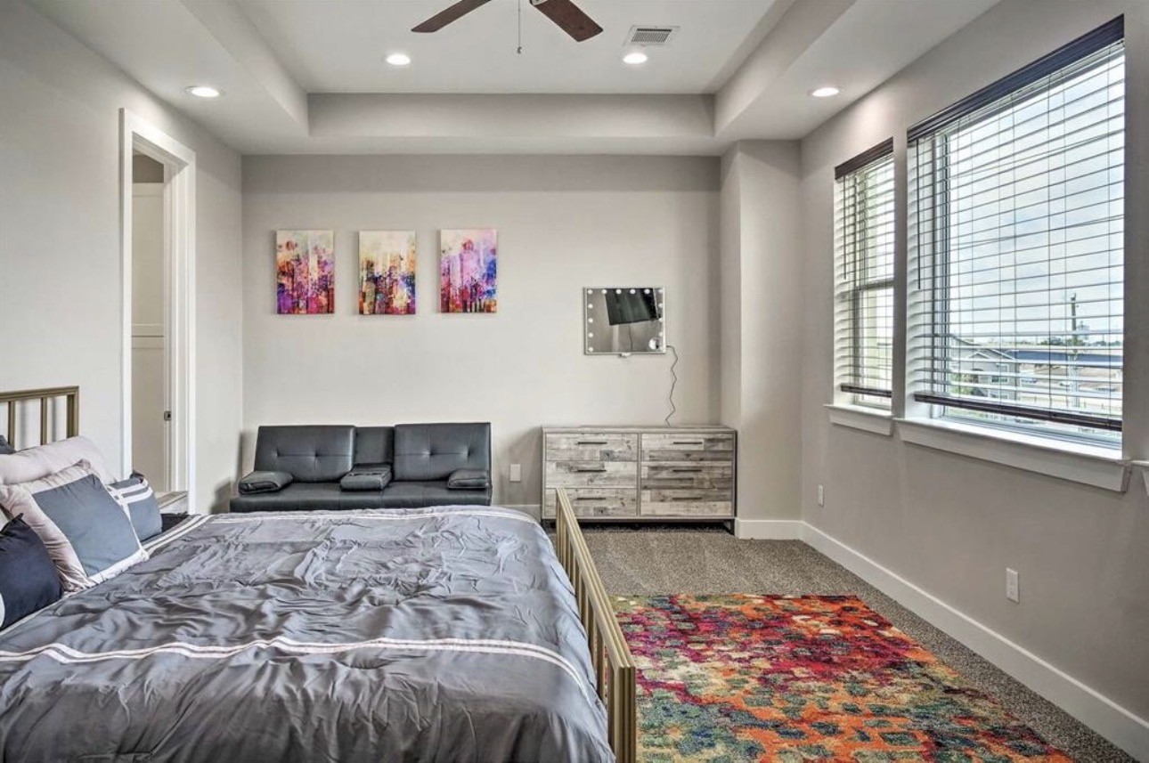 6403 Bowling Green Street Houston, TX 77021 - Photo 13 of 31 a bedroom with a bed and a window