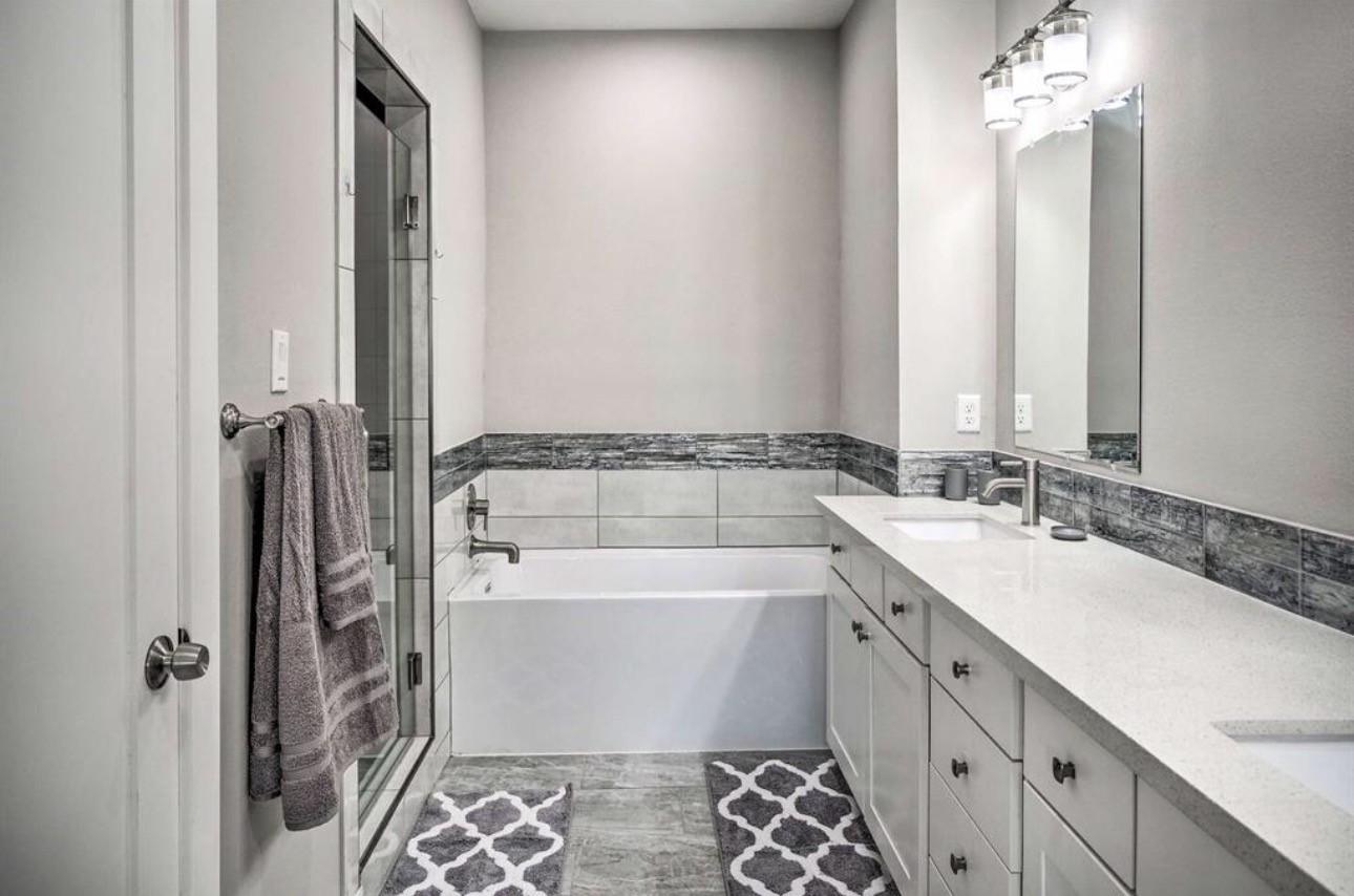 6403 Bowling Green Street Houston, TX 77021 - Photo 15 of 31 a bathroom with a bathtub sink and mirror