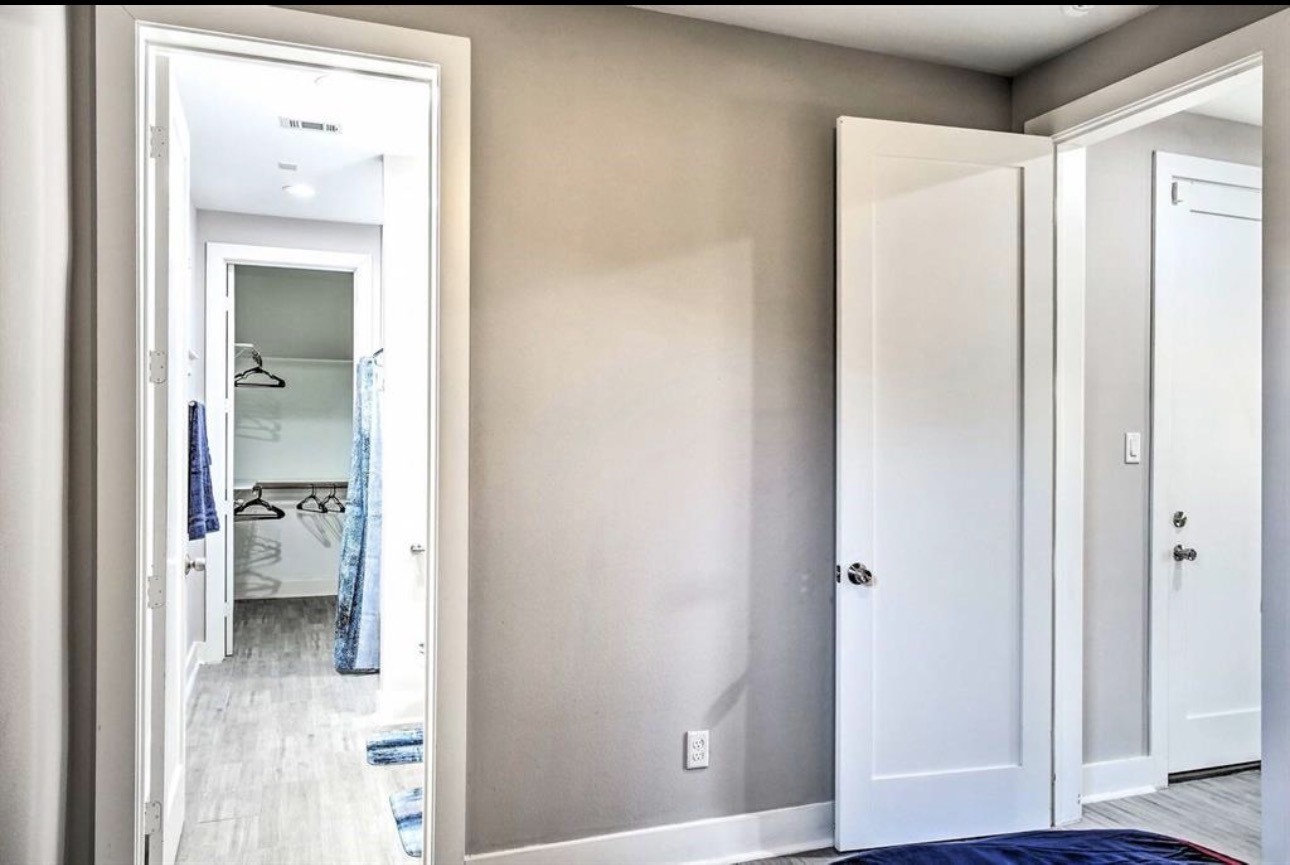 6403 Bowling Green Street Houston, TX 77021 - Photo 19 of 31 a view of a bathroom from a hallway