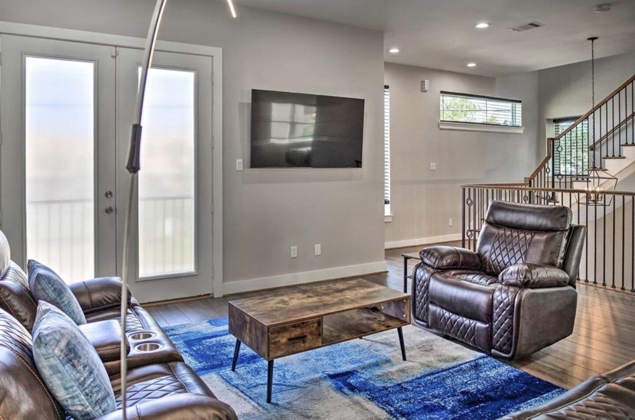 6403 Bowling Green Street Houston, TX 77021 - Photo 3 of 31 a living room with furniture and a window