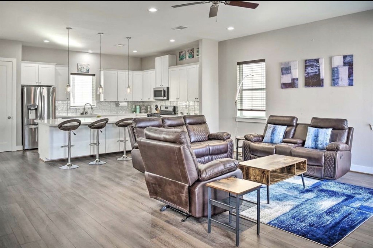 6403 Bowling Green Street Houston, TX 77021 - Photo 4 of 31 a living room with lots of furniture and kitchen view