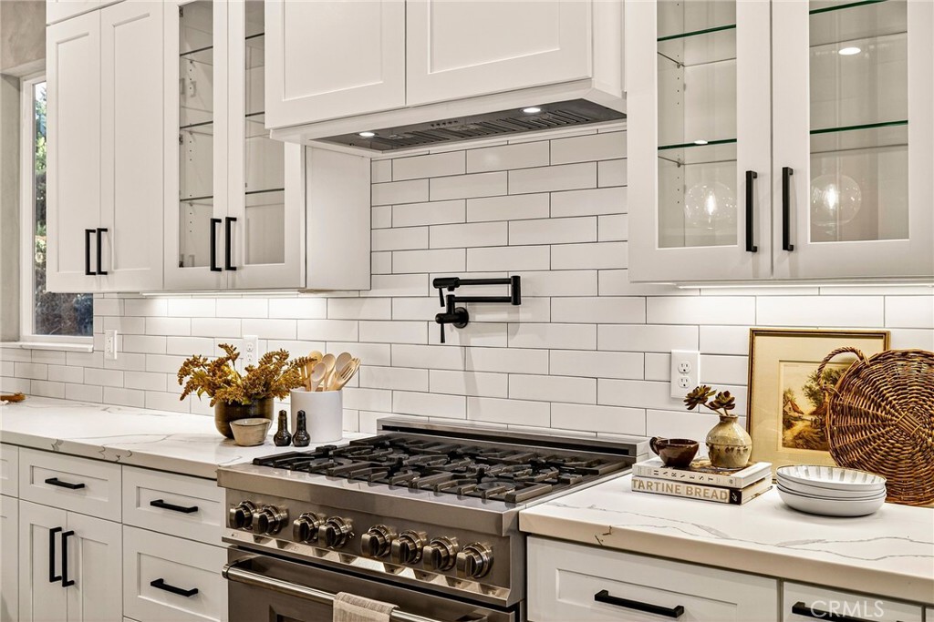 5772 Acorn Ridge Drive Paradise, CA 95969 - Photo 19 of 59 a kitchen with granite countertop a stove and cabinets