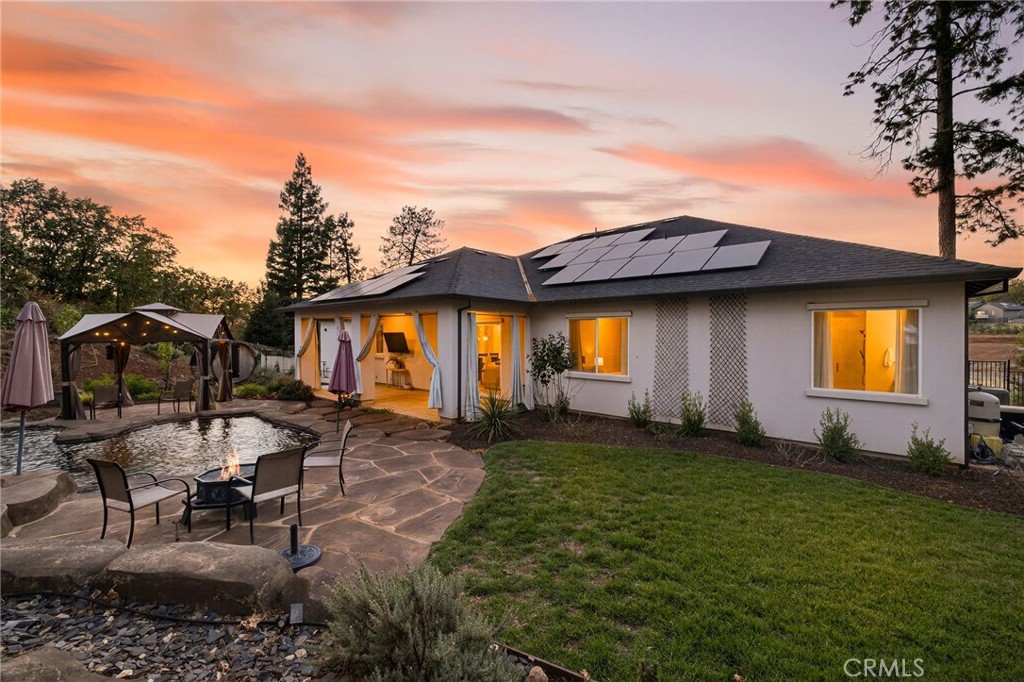 5772 Acorn Ridge Drive Paradise, CA 95969 - Photo 45 of 59 a backyard of a house with table and chairs
