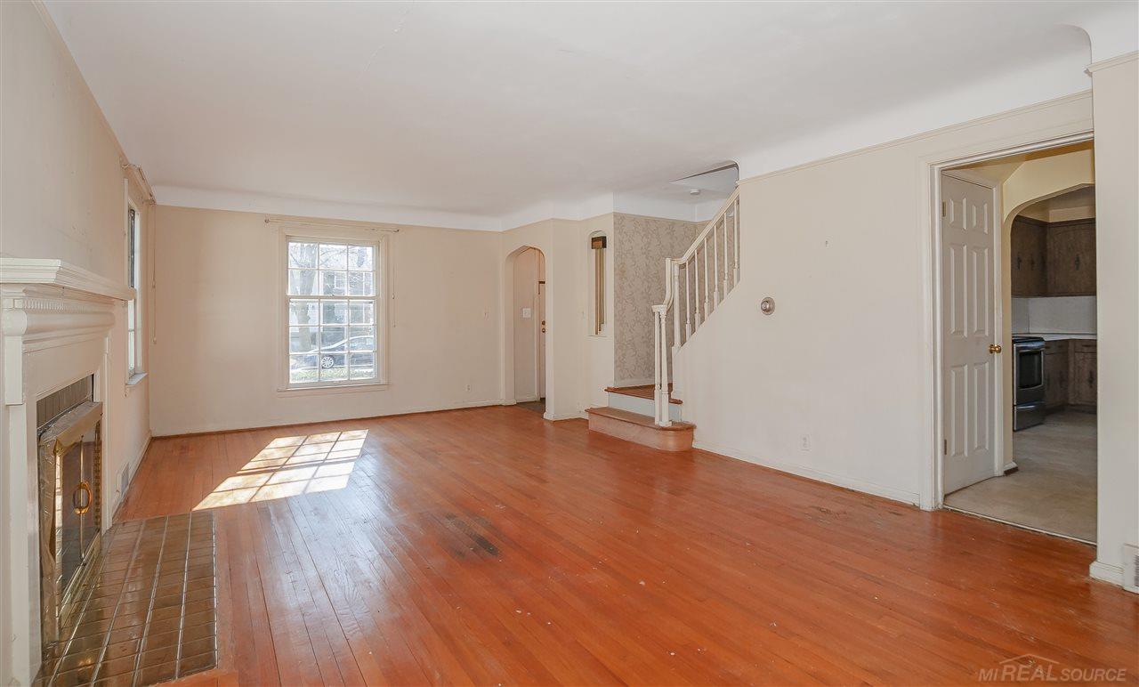 1590 Fairholme Road Grosse Pointe Woods, MI 48236 - Photo 6 of 32