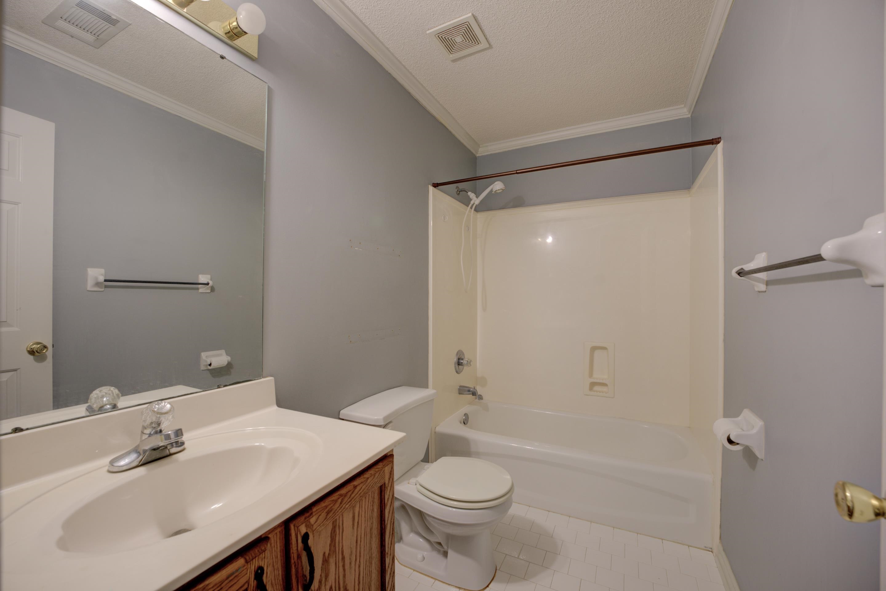 459 North Ericson Road Memphis, TN 38018 - Photo 18 of 27 The shared bathroom features a tub/shower combination.