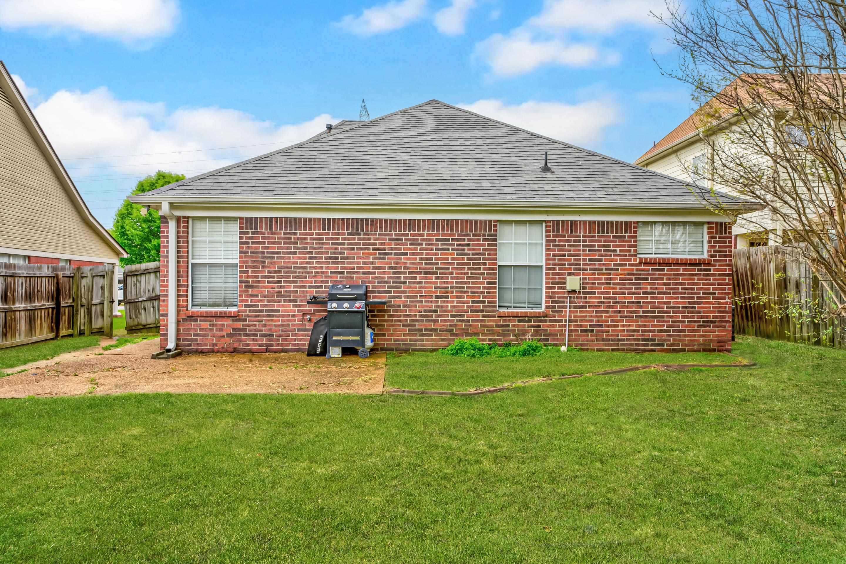 459 North Ericson Road Memphis, TN 38018 - Photo 23 of 27 Relax out in the fenced backyard.