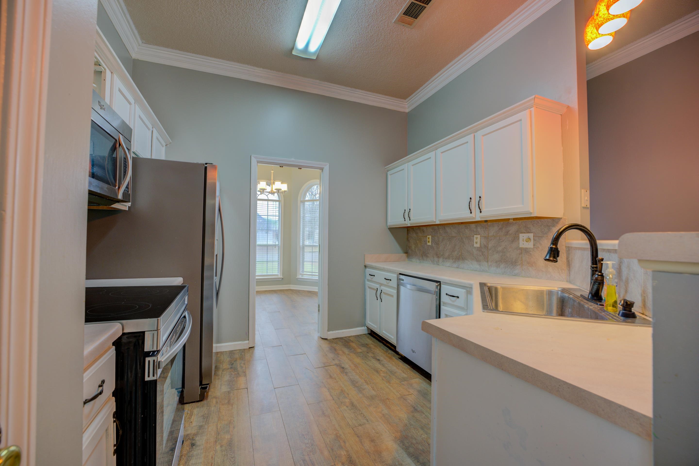 459 North Ericson Road Memphis, TN 38018 - Photo 7 of 27 Cooking will be a breeze in this eat-in kitchen.