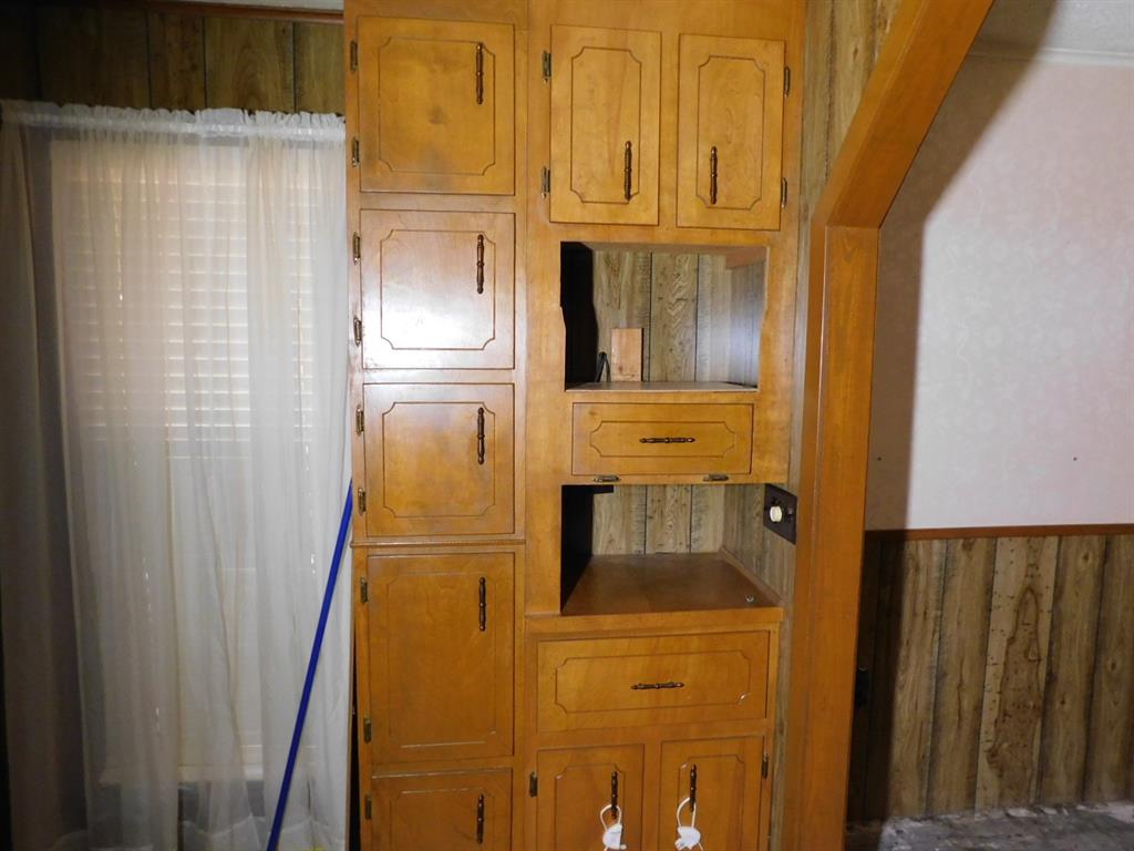 214 Springhill Airport Road Springhill, LA 71075 - Photo 16 of 32 a view of walk in closet