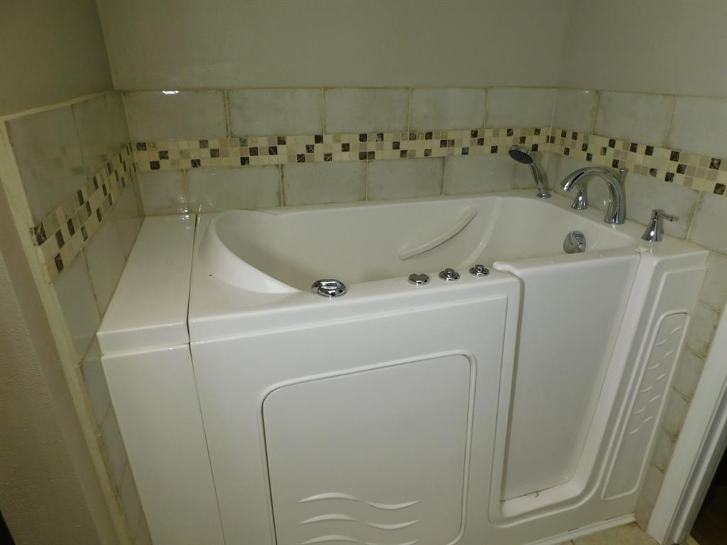 214 Springhill Airport Road Springhill, LA 71075 - Photo 20 of 32 a bathroom with a bathtub