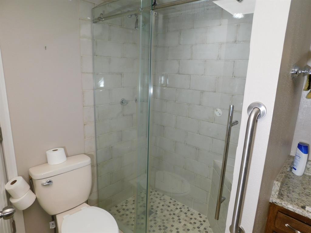 214 Springhill Airport Road Springhill, LA 71075 - Photo 21 of 32 a bathroom with a toilet and a shower