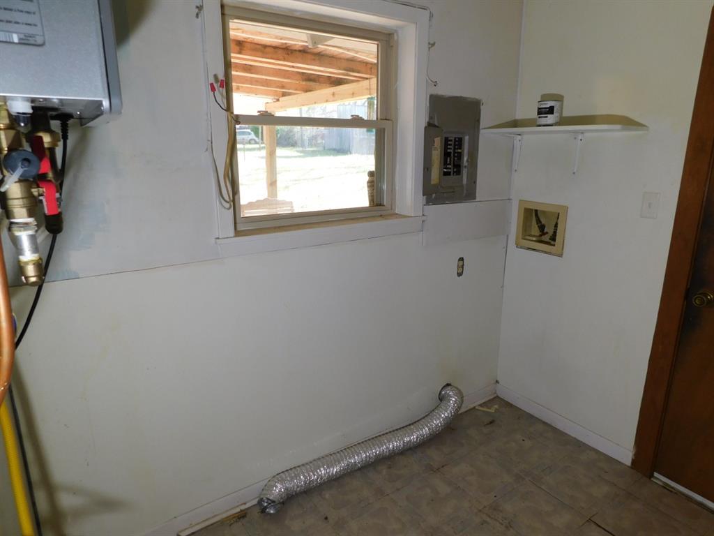 214 Springhill Airport Road Springhill, LA 71075 - Photo 26 of 32 an empty room with a window