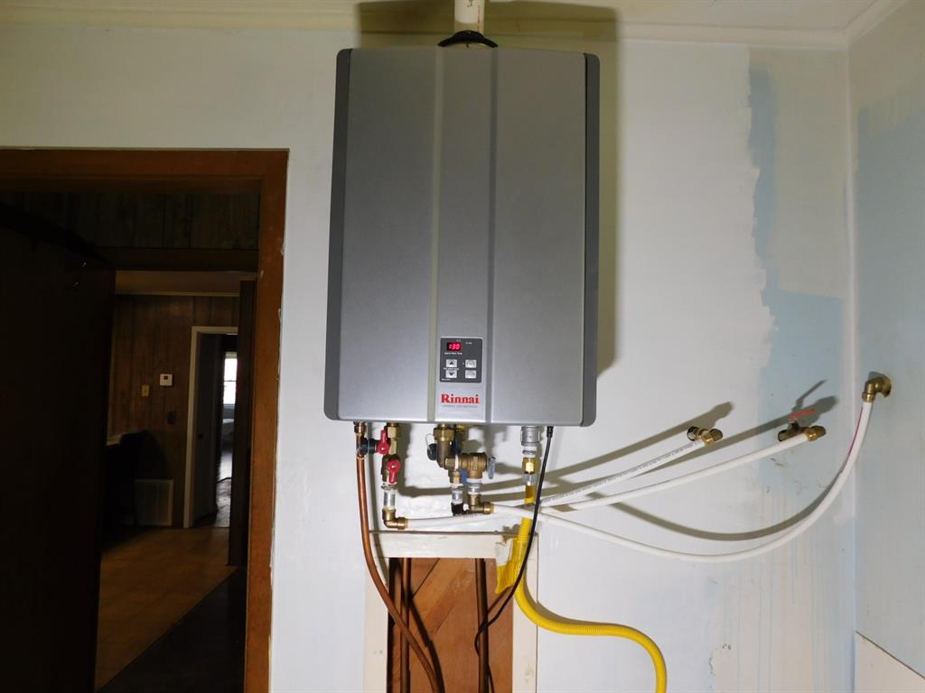 214 Springhill Airport Road Springhill, LA 71075 - Photo 27 of 32 a bathroom with a sink mirror and tub