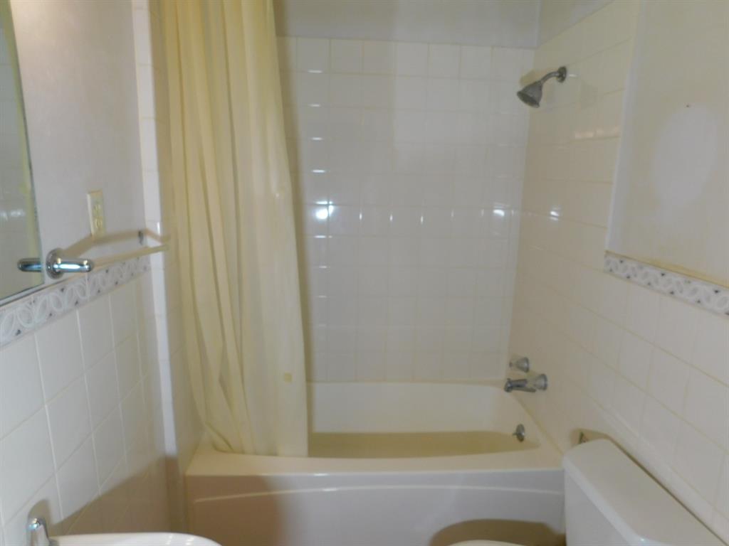 214 Springhill Airport Road Springhill, LA 71075 - Photo 32 of 32 a bathroom with a bathtub