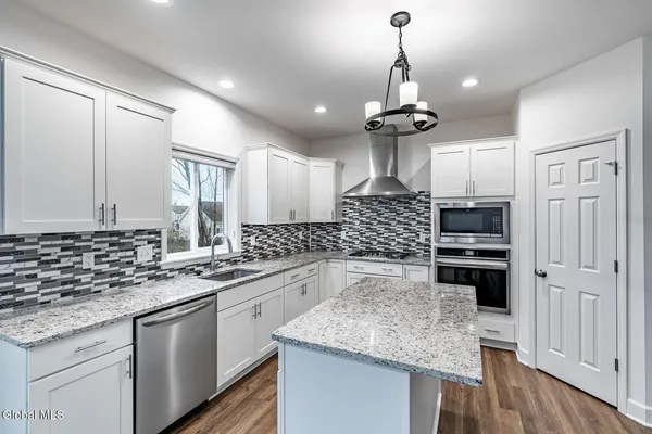 $695,999 | 22 Bergen Place, Niskayuna, NY 12309