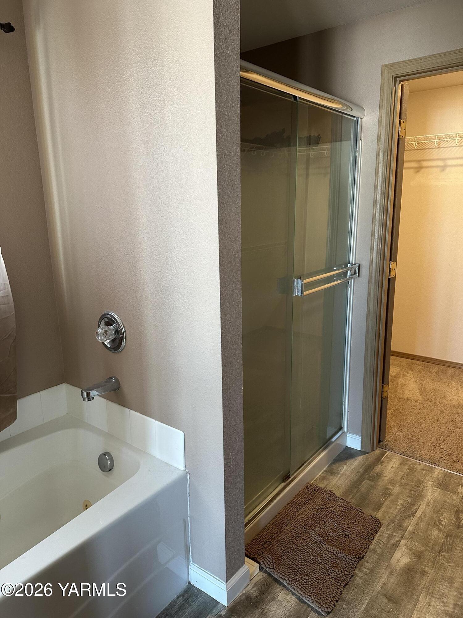 514 Cascade Avenue Moxee, WA 98936 - Photo 9 of 25 a bathroom with a tub and shower