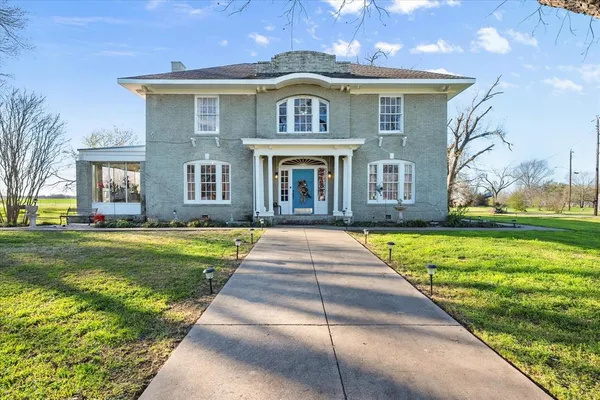 $299,500 | 300 Southeast 5th Street, Kerens, TX 75144