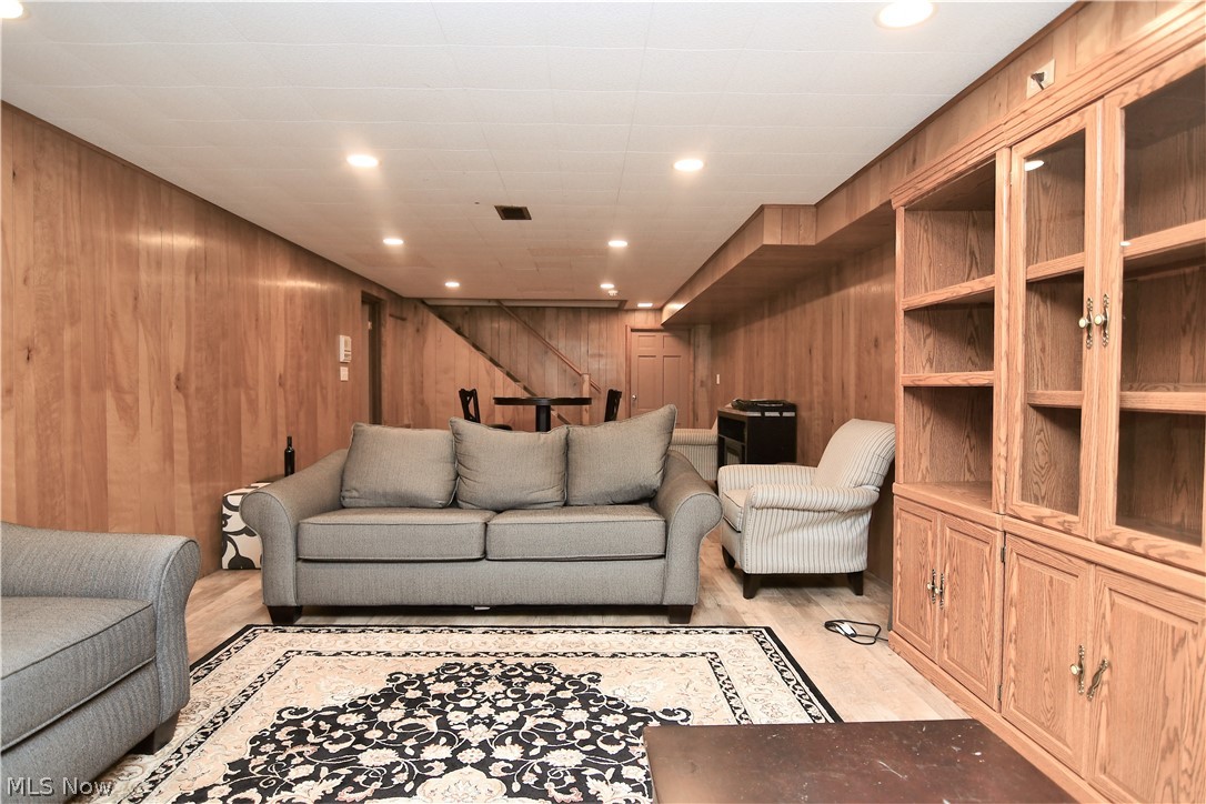 2390 Stockbridge Road Akron, OH 44313 - Photo 31 of 35 Wall of Built-ins