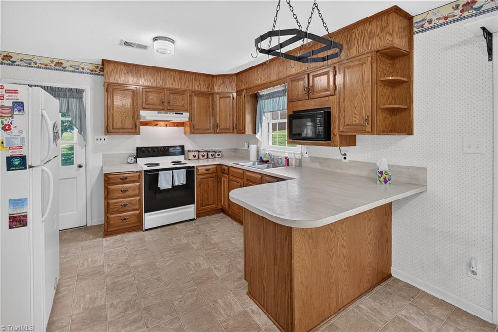 133 Burgundy Road Mount Airy, NC 27030 - Photo 12 of 32 Gallery Image 12