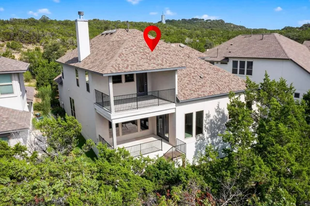 a view of yard with tree