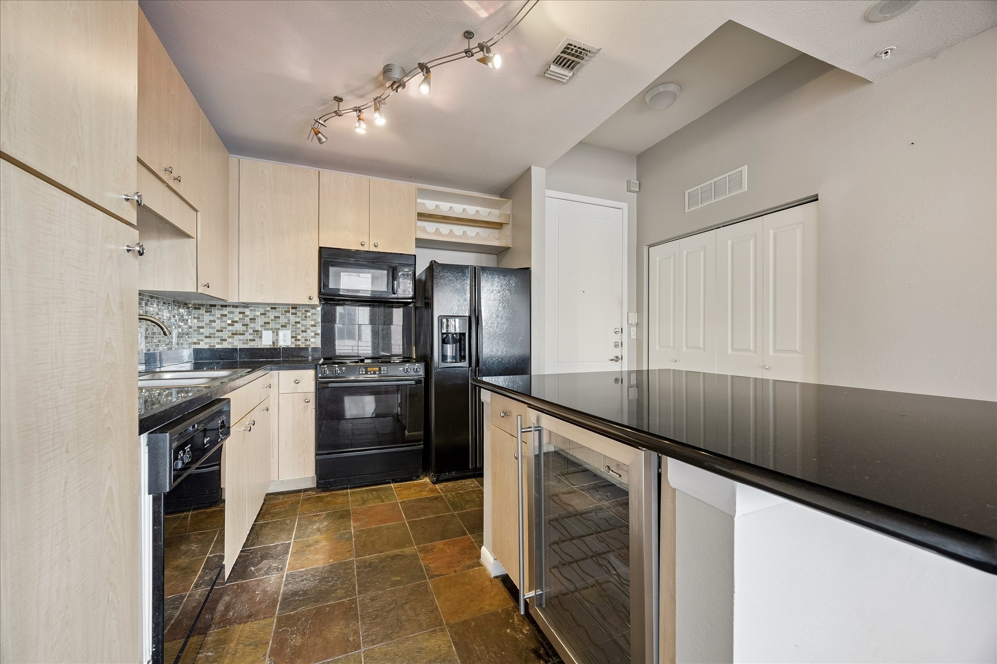 3505 Sage Road, Unit 508 Houston, TX 77056 - Photo 5 of 23 GRANITE COUNTEROPS THROUGHOUT