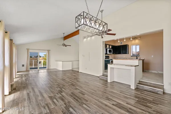 $449,000 | 180 Hi Valley View Street, Yakima, WA 98901
