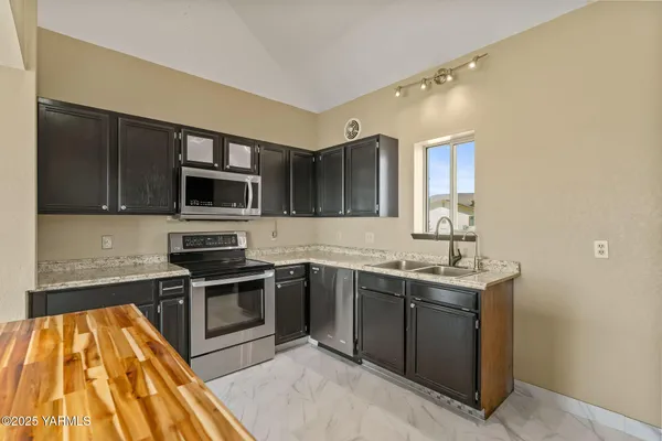 $449,000 | 180 Hi Valley View Street, Yakima, WA 98901