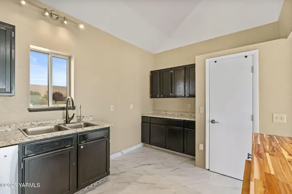 $449,000 | 180 Hi Valley View Street, Yakima, WA 98901