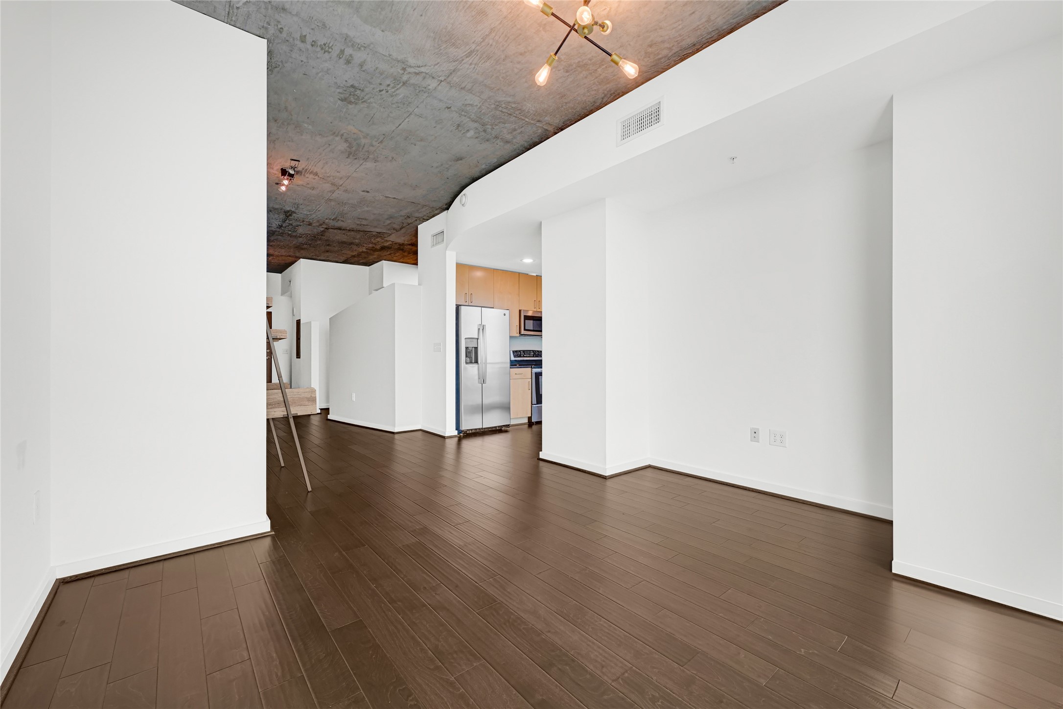 5925 Almeda Road, Unit 12403 Houston, TX 77004 - Photo 4 of 20 an empty room with wooden floor and windows