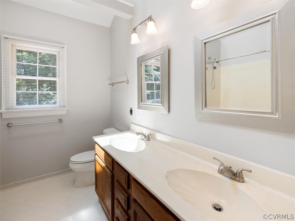 13807 Sunrise Bluff Road Midlothian, VA 23112 - Photo 22 of 40 a bathroom with 2 sink and a window