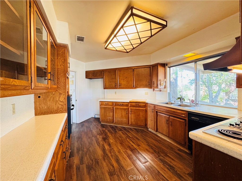12257 Skywood Court Riverside, CA 92503 - Photo 29 of 47 Kitchen