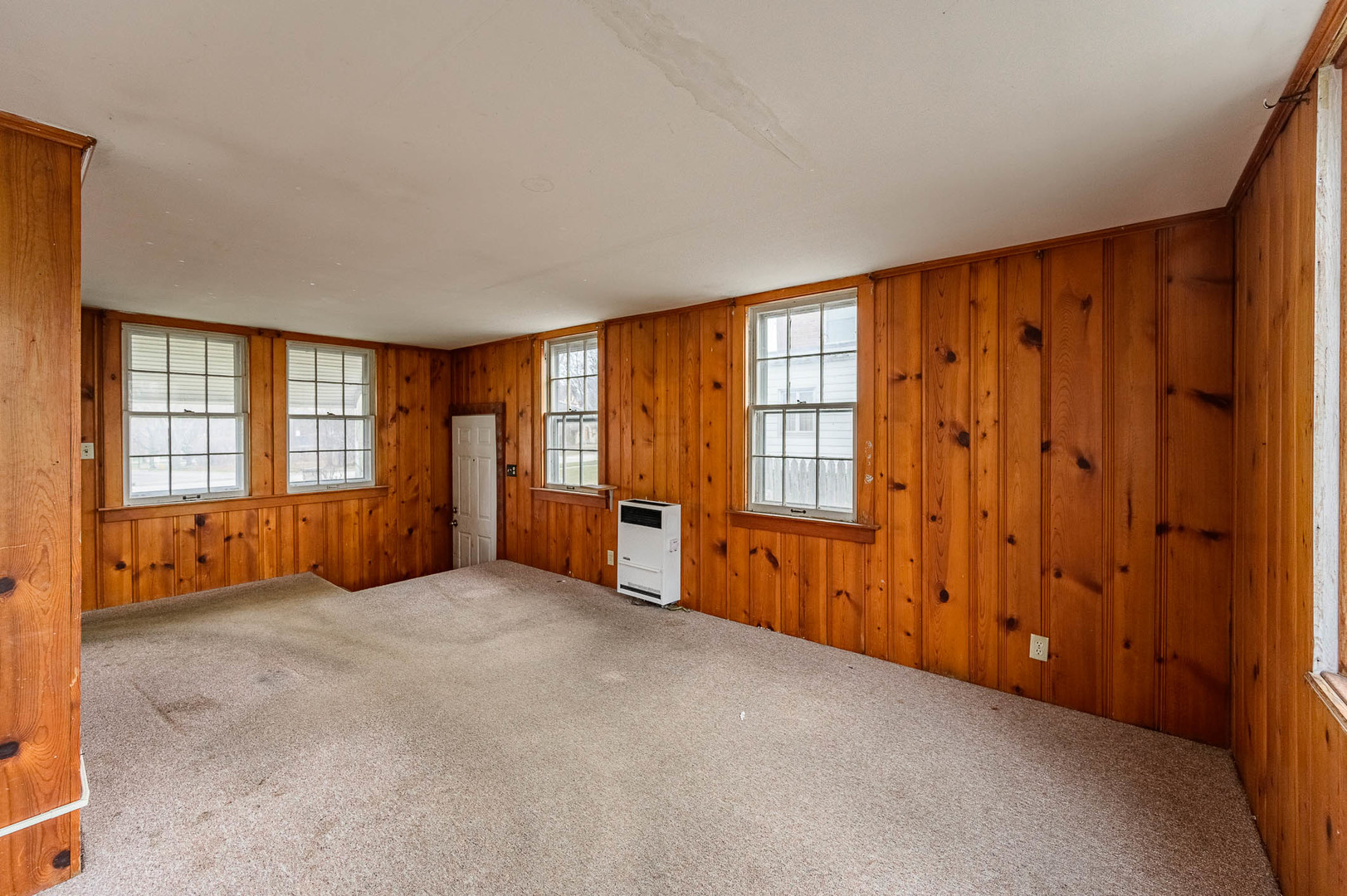 207 North Main Street Lombard, IL 60148 - Photo 9 of 15 an empty room with windows