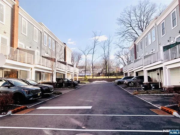 $5,400 | 33 Parkside Lane, Unit 33, Teaneck, NJ 07666