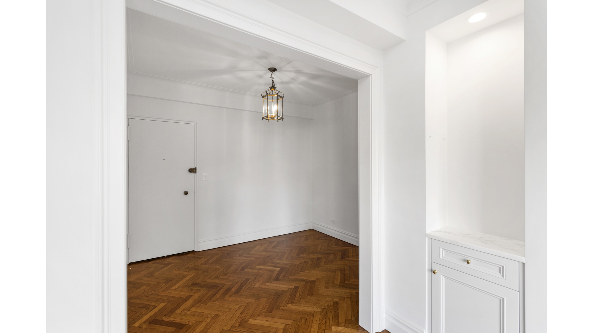 923 5th Avenue, Unit 9G Manhattan, NY 10021 - Photo 7 of 13 a view of a bathroom