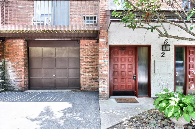 a view of entryway with a door