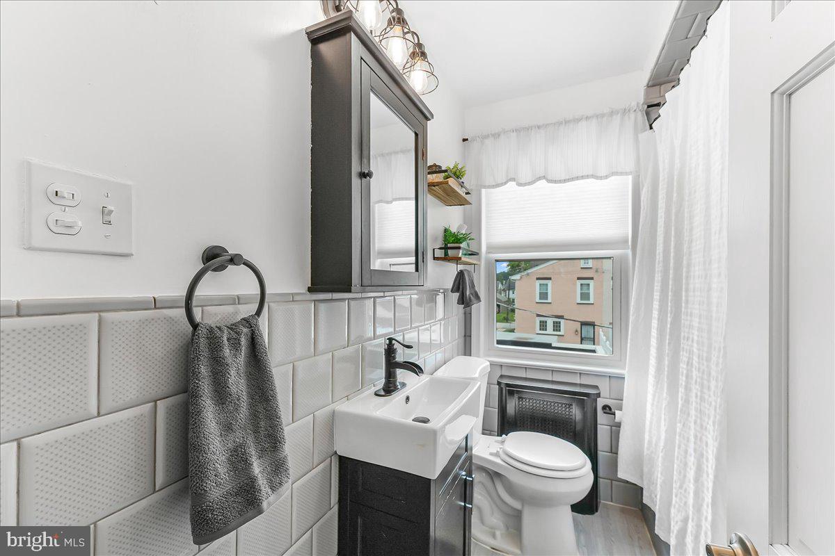 244 Sedgewood Road Springfield, PA 19064 - Photo 27 of 31 a bathroom with a sink toilet and a mirror