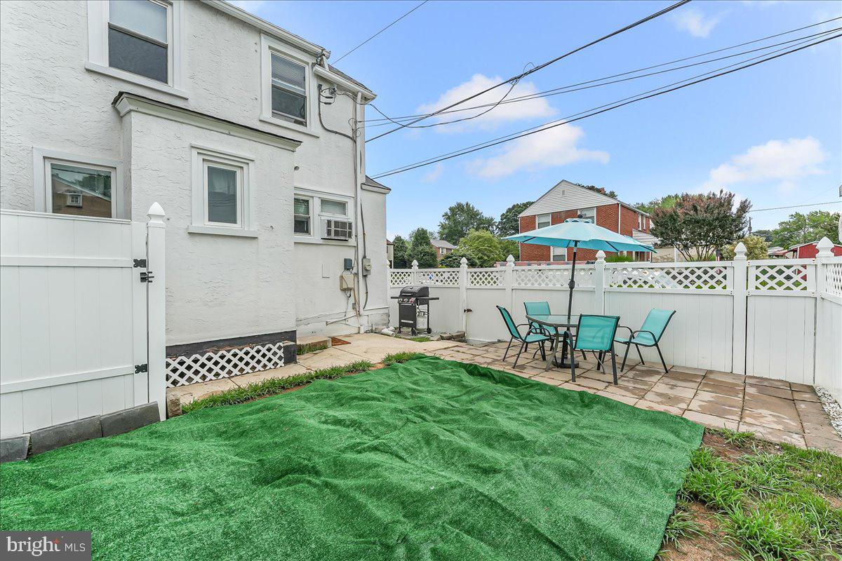 244 Sedgewood Road Springfield, PA 19064 - Photo 29 of 31 a view of a patio with table and chairs under an umbrella