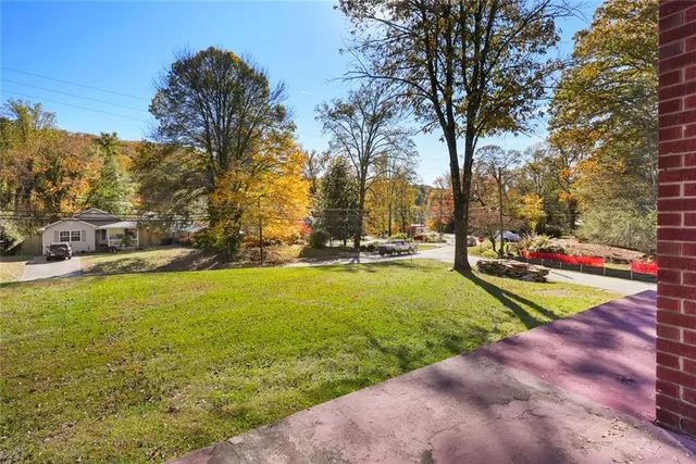 a view of a yard in front of a house